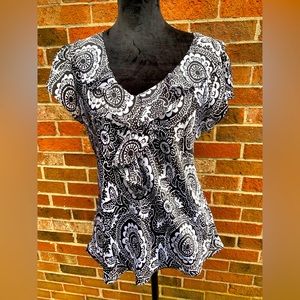 Sunny Leigh silky black and white top size large